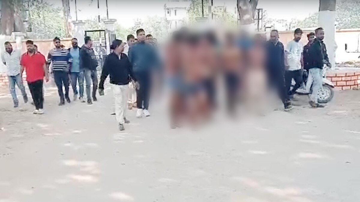 मजदूरों को नग्न कर घुमाया