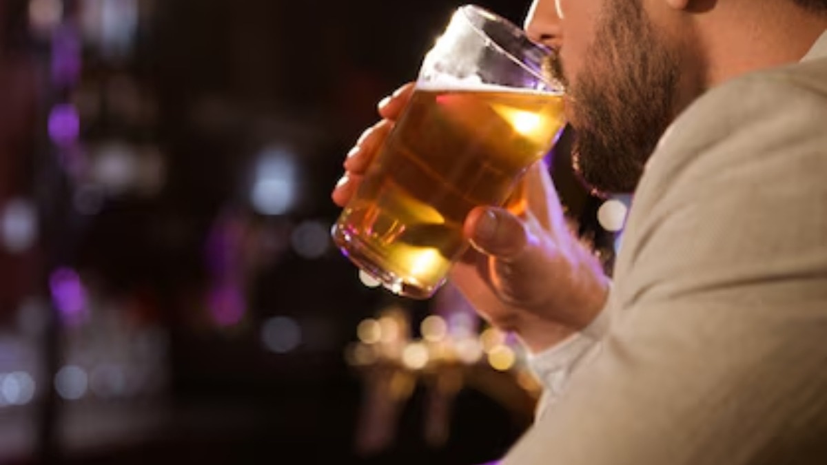 वीकेंड पर शराब पीने से होने वाले नुकसान ( Photo- Freepik)