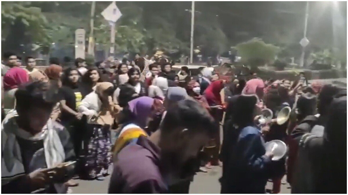 बांग्लादेश में लड़कियों का प्रोटेस्ट, गाना बजाया- तेरी आंख्या का वो काजल और फिर...