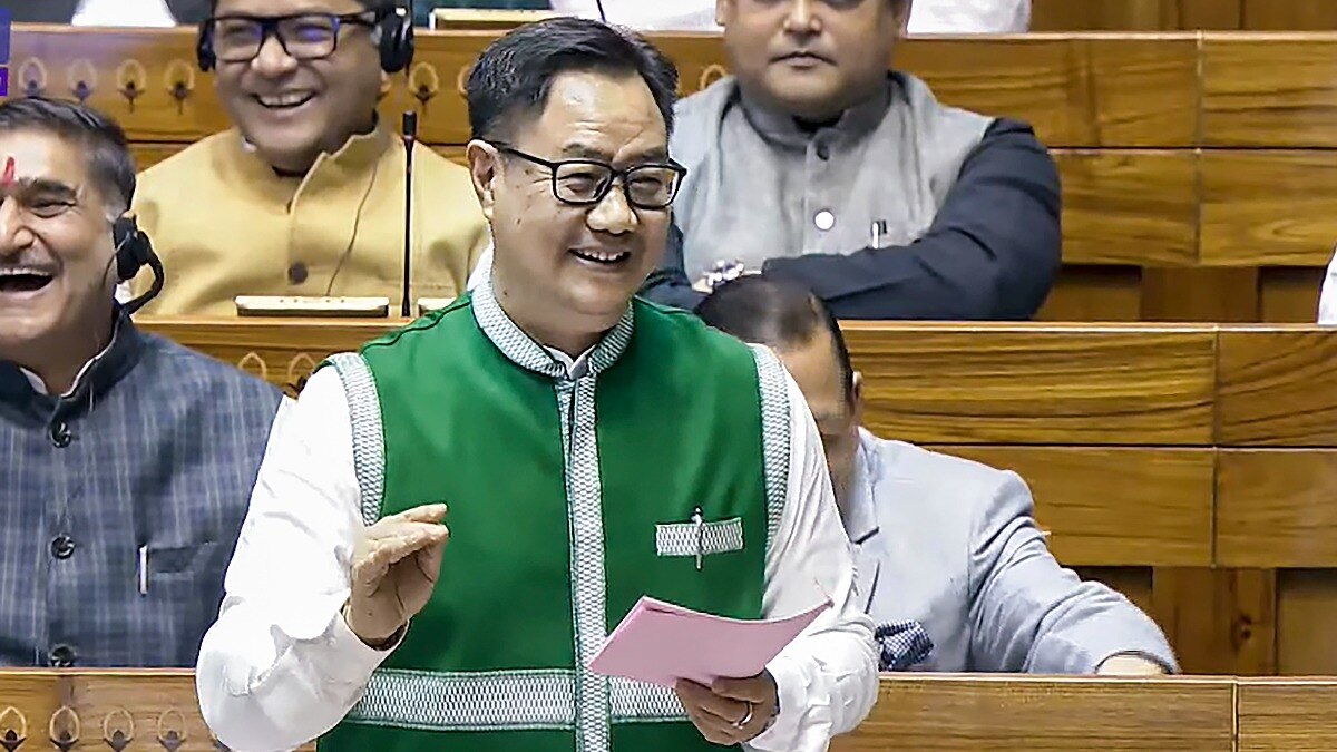 केंद्रीय संसदीय कार्य मंत्री किरेन रिजिजू ने सदन में संविधान पर चर्चा की शुरुआत की