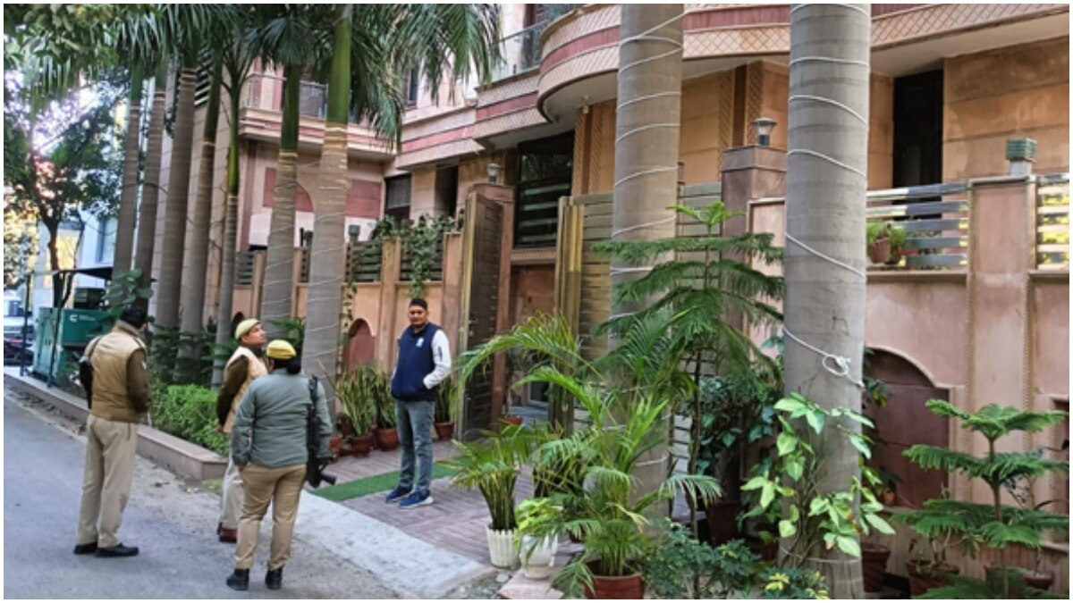 UP Vigilance Raid at Noida Authority Official - 60 लाख के गहने, 2.5 लाख कैश बरामद... नोएडा अथॉरिटी के अधिकारी रवींद्र यादव के घर 18 घंटे चली विजिलेंस की रेड - UP