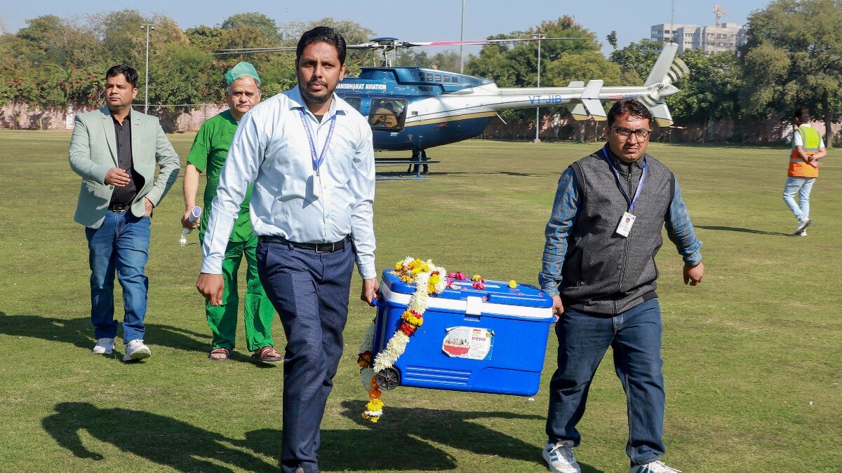 हेलिकॉप्टर के जरिए अंगों को ले जाते अधिकारी. फोटो- PTI