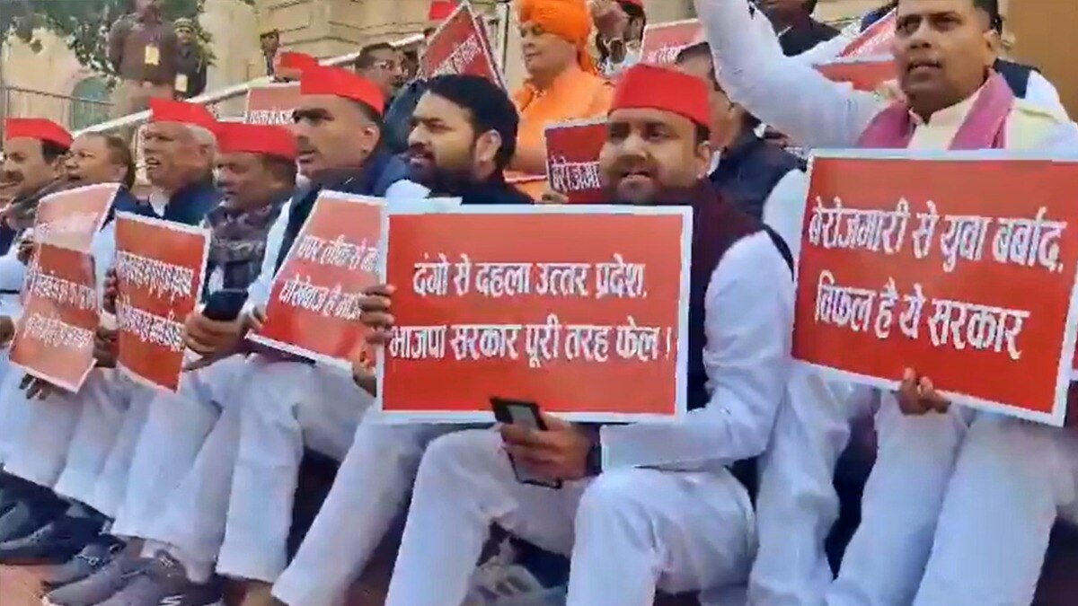 सदन के बाहर प्रोटेस्ट करते सपा विधायक 