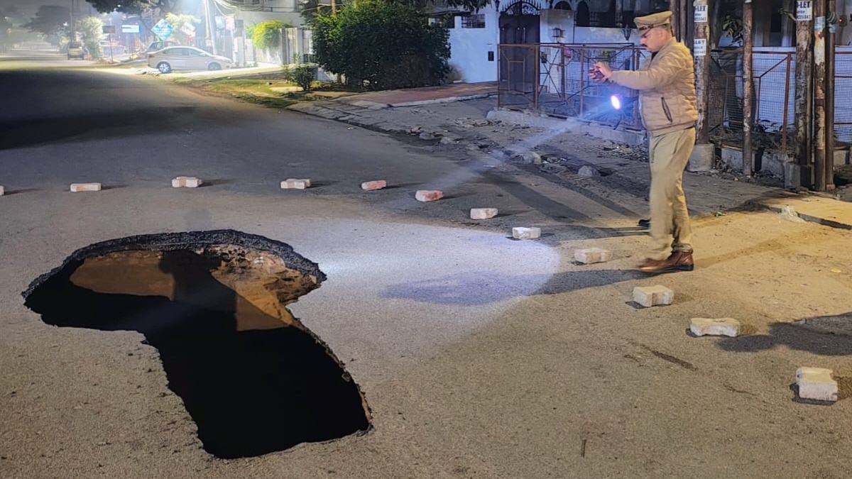 लखनऊ में बिना बारिश धंसी सड़क