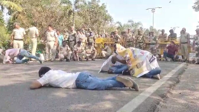 लोग खुद को बचाने के लिए जमीन पर लेट गए.