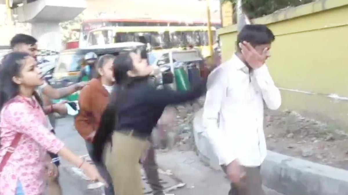 लड़कियों ने की मनचले की पिटाई 