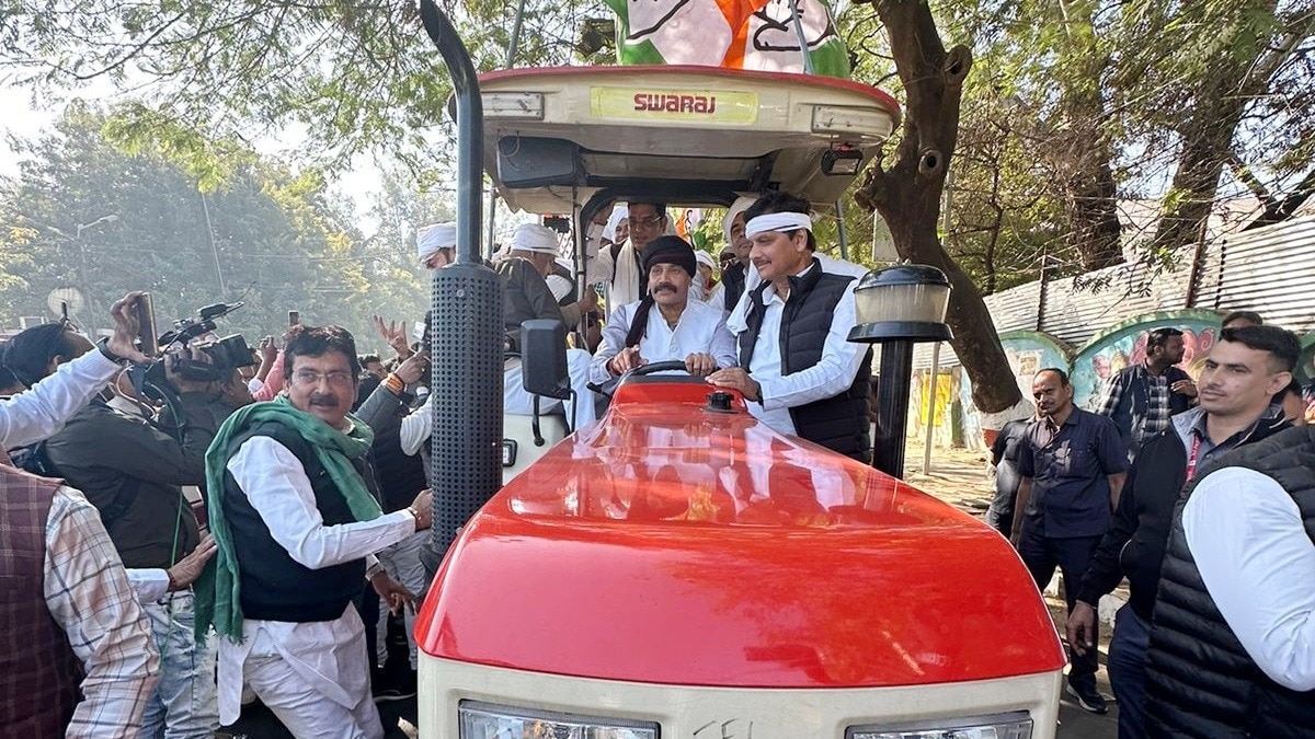 ट्रैक्टर-ट्रॉली मार्च निकालते कांग्रेस नेता.