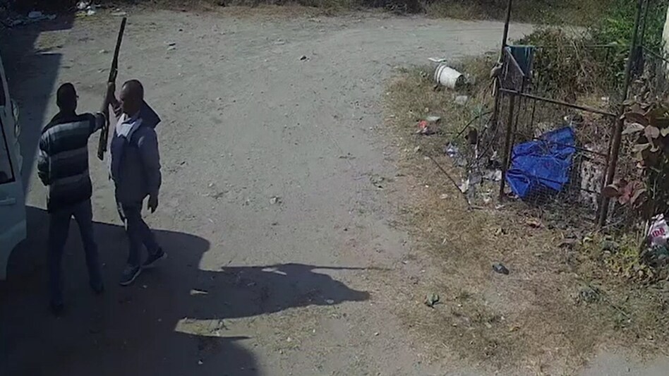 In Jaipur, Rajasthan, this employee had come with a gun to threaten the doctor. In Jaipur, Rajasthan, this employee had come with a gun to threaten the doctor.