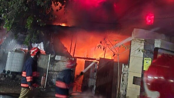 दिल्ली: बवाना की एक फैक्ट्री में लगी आग, मौके पर पहुंचीं 15 दमकल गाड़ियां