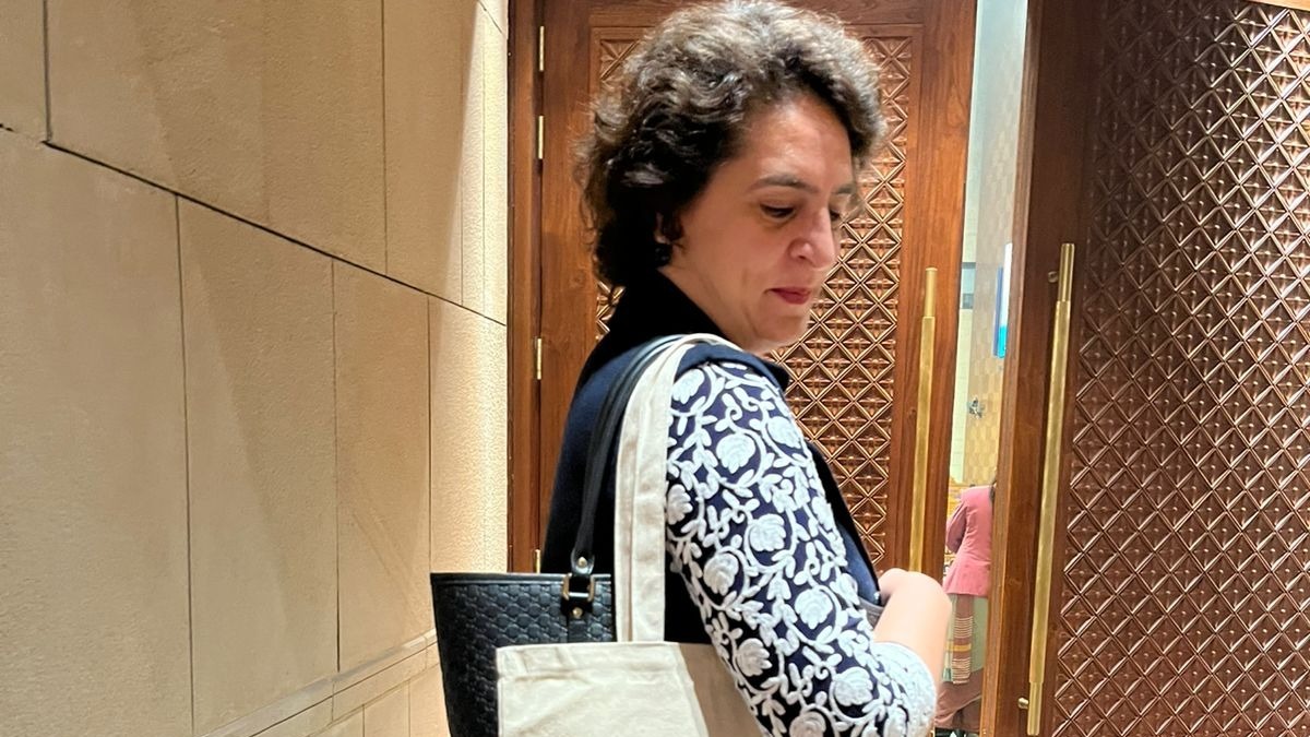 बांग्लादेशी हिंदुओं के सपोर्ट वाला बैग लेकर संसद पहुंचीं प्रियंका गांधी. 