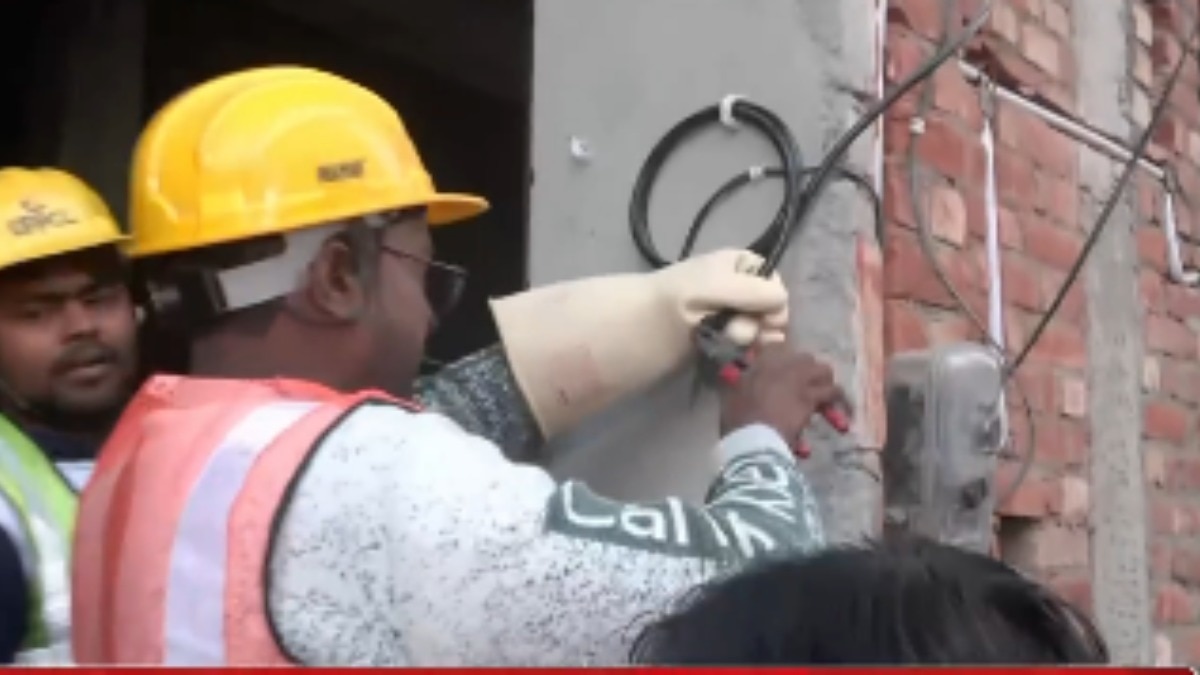 संभल के सपा सांसद बर्क के घर पर लगा बिजली का मीटर, पुलिस फोर्स के साथ पहुंचे ASP