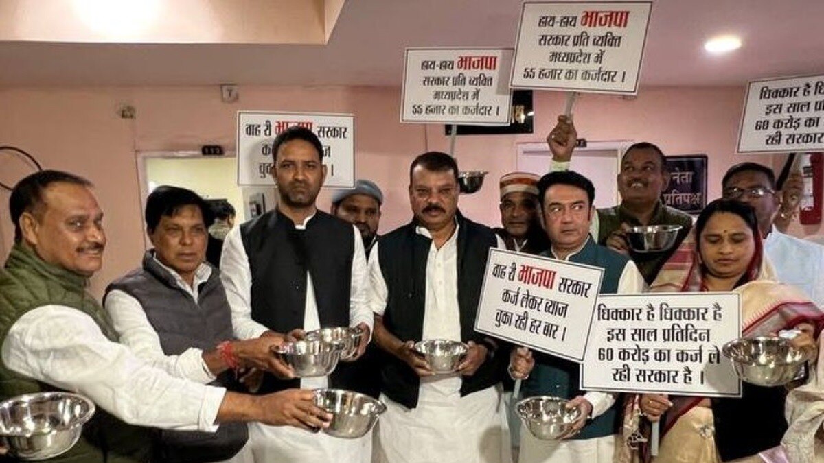 तख्तियां लेकर विधानसभा परिसर पहुंचे कांग्रेस विधायक.