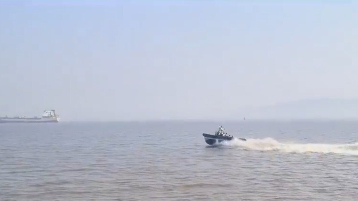 नेवी बोट क्रैश की तस्वीर