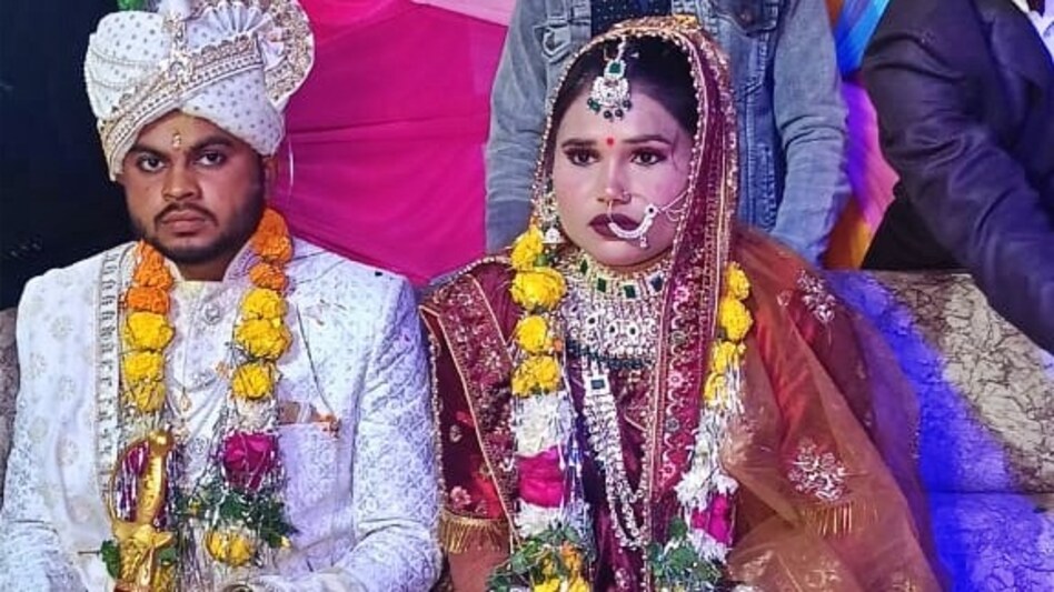 UP: झांसी का ‘लुटेरा दूल्हा’ गिरफ्तार, 6 साल में कीं तीन शादियां UP: झांसी का ‘लुटेरा दूल्हा’ गिरफ्तार, 6 साल में कीं तीन शादियां