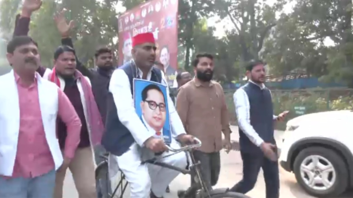 गले में अंबेडकर की फोटो डालकर धरना देने पहुंचे अतुल प्रधान