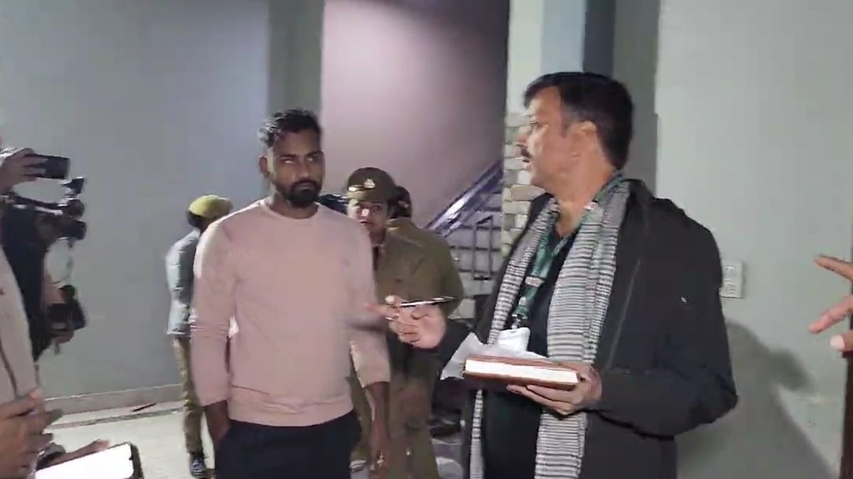 संभल में सपा सांसद बर्क के घर में जांच करते अधिकारी. 