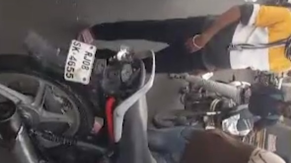 कोटा में कार-बाइक में हुई टक्कर