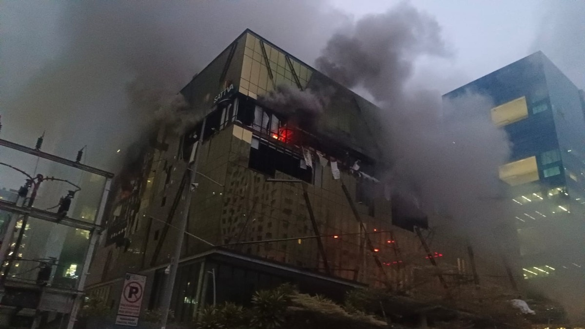 Blaze Erupts at Satva Elixir Building in Madhapur - हैदराबाद की सॉफ्टवेयर कंपनी में लगी आग, अधिकारियों की सूझबूझ से टला बड़ा हादसा- VIDEO - Fire broke out in Hyderabad software company
