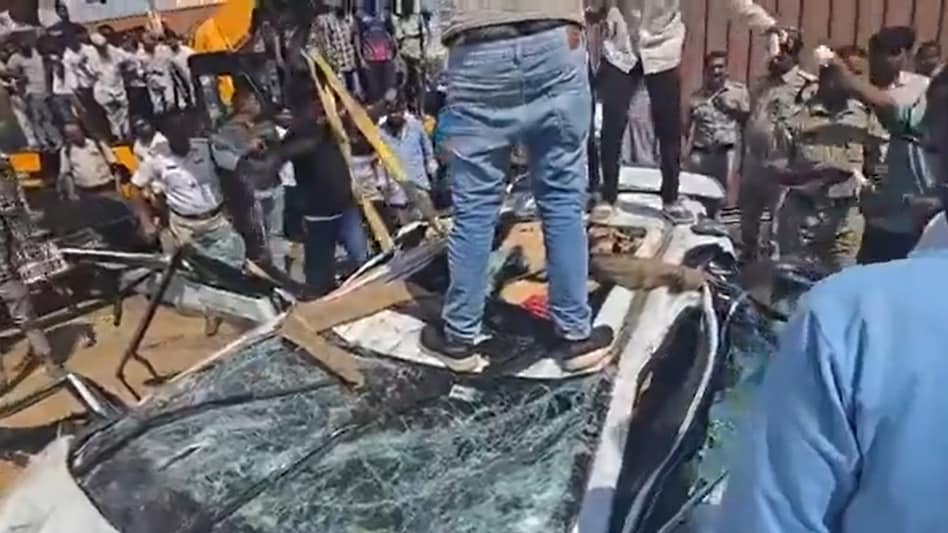 लग्जरी वोल्वो कार, CEO की फैमिली, ऊपर से गिरा कंटेनर... बेंगलुरु के दर्दनाक हादसे का CCTV फुटेज - Bangalore Accident Volvo Crash CEO Family CCTV visuals ntc - AajTak