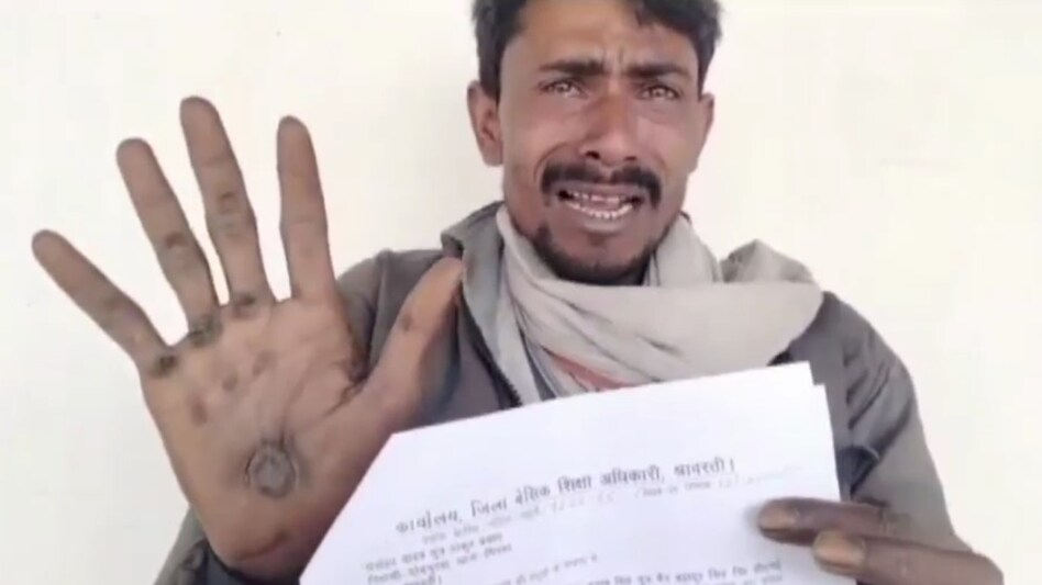 रिक्शा चालक को 51 लाख की नोटिस, बेसिक शिक्षा विभाग से हुई बड़ी चूक.... 2 रिक्शा चालक के घर शिक्षा विभाग ने भेजा 51 लाख से ज्यादा की रिकवरी का नोटिस, घोषित किया फर्जी शिक्षक - Shravasti UP education department sent notice to rickshaw puller ...