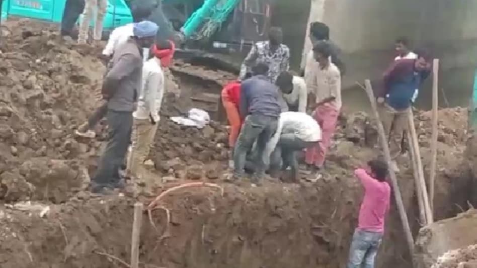 रिटेनिंग स्लैब गिरने से 3 की मौत