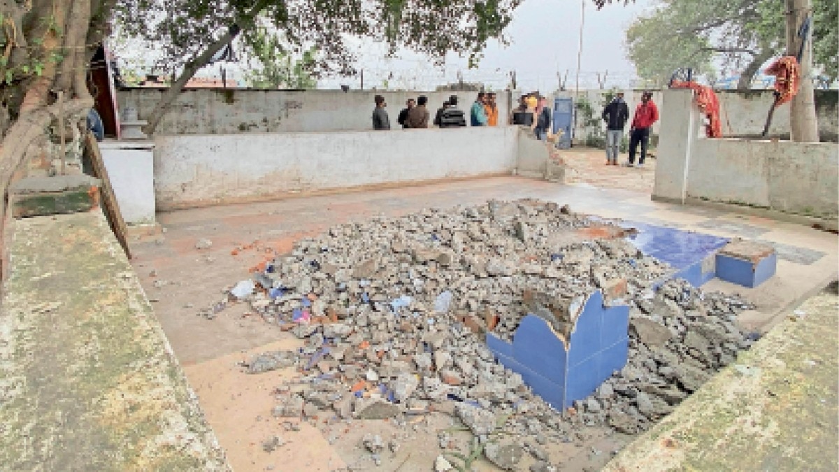 मुजफ्फरनगर में धार्मिक स्थल में तोड़फोड़ (फाइल फोटो- सोशल मीडिया)