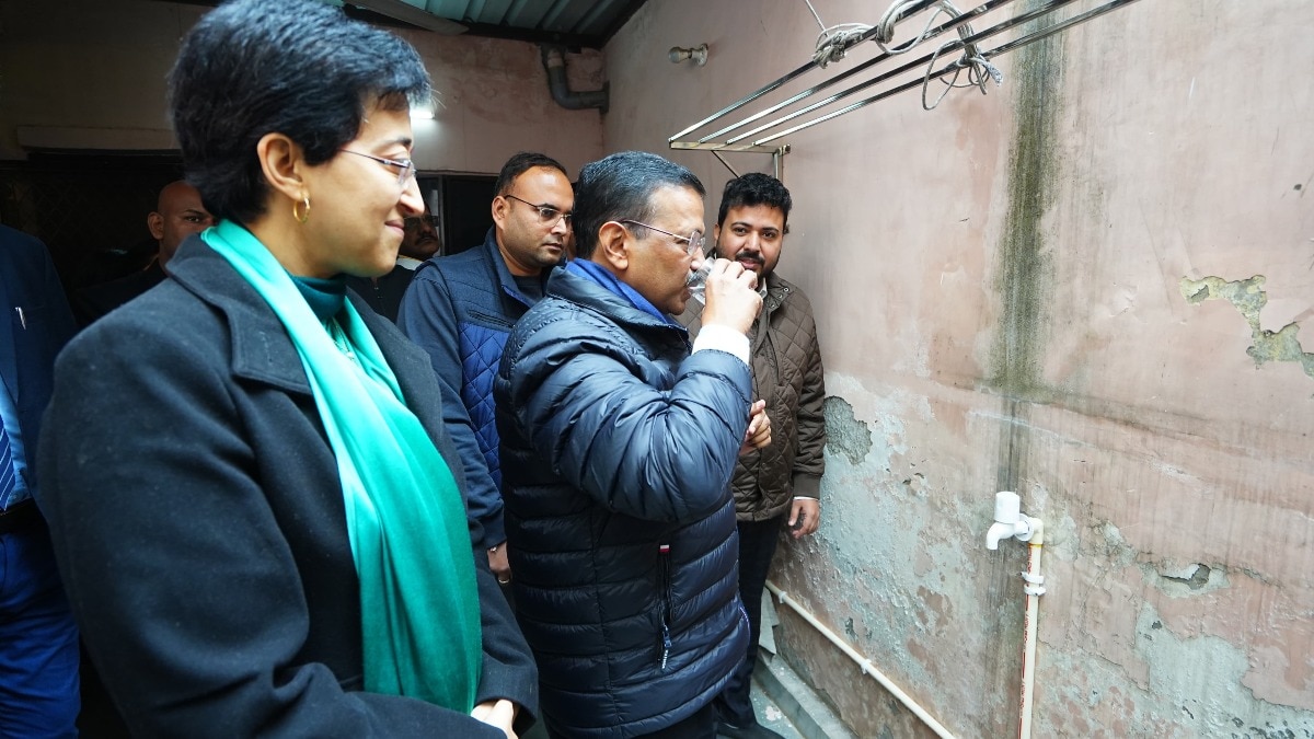 अरविंद केजरीवाल ने नल से पिया पानी. (सोशल मीडिया)