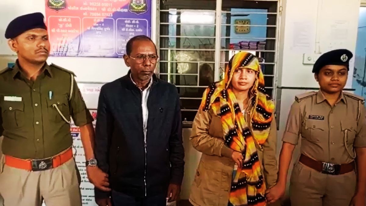 पुलिस की गिरफ्त में आरोपी. (Photo: Aajtak)