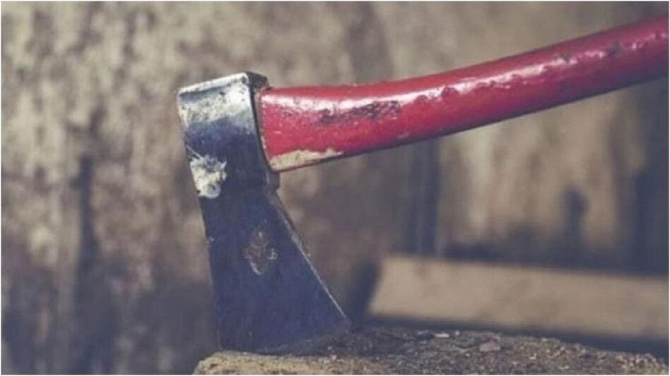 सोती हुई पत्नी के चेहरे पर पति ने कुल्हाड़ी से किया वार, हालत नाजुक सोती हुई पत्नी के चेहरे पर पति ने कुल्हाड़ी से किया वार, हालत नाजुक