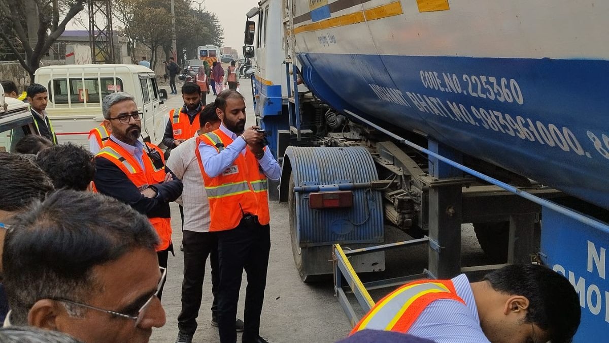 स्पॉट पर जांच करने पहुंची टीम. (Photo: Aajtak)