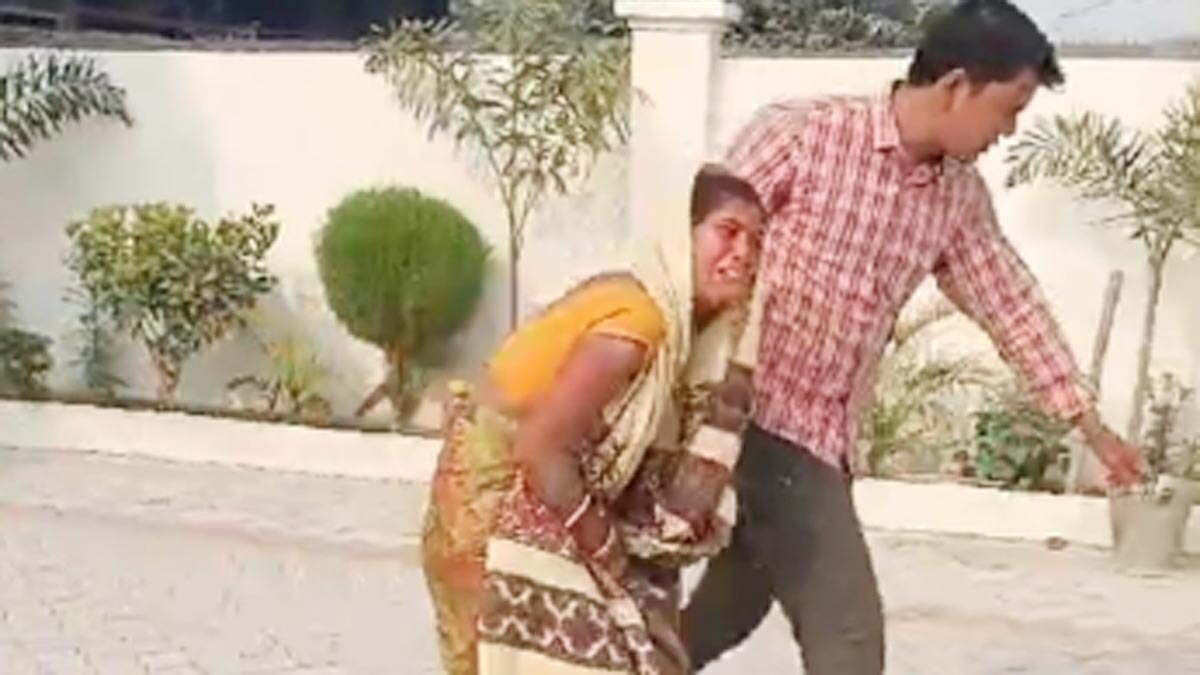 पति ने घसीटते हुए पत्नी को घर से बाहर निकाला