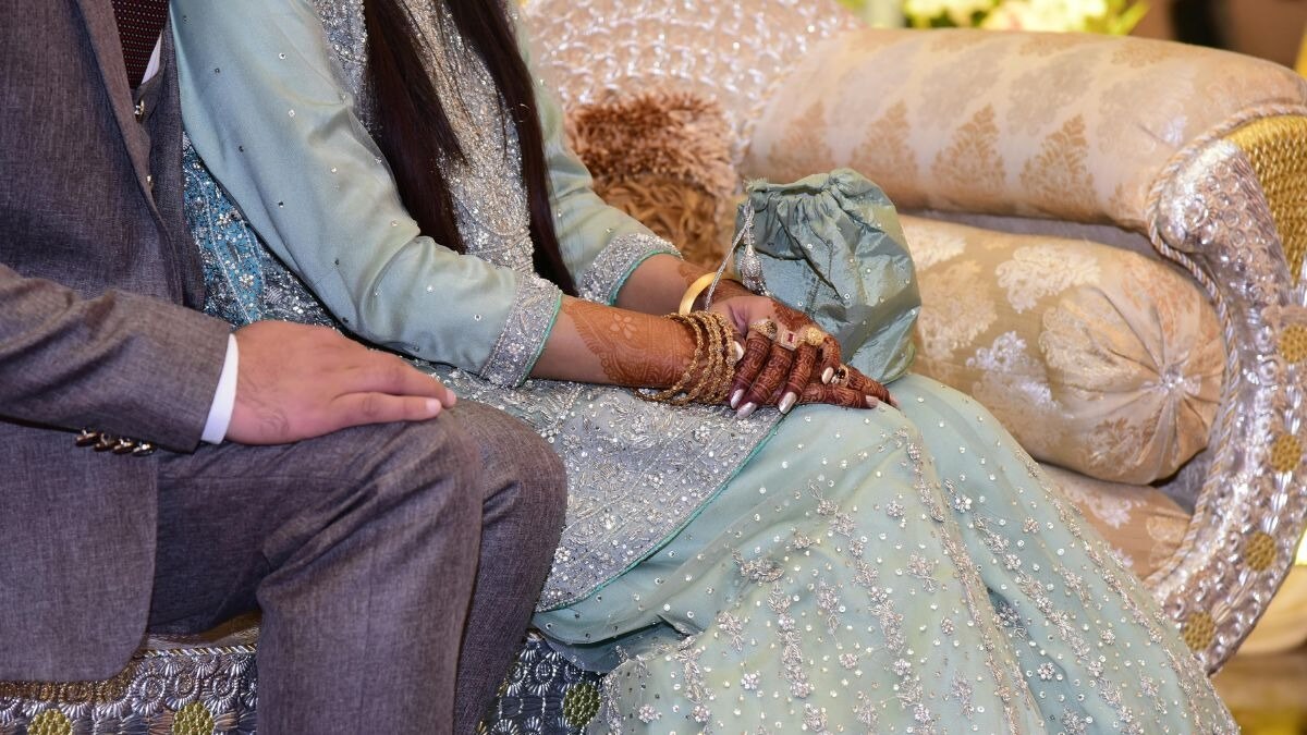 पाकिस्तान की शादी में बारातियों ने प्लेन से बरसाए नोट, VIDEO देख लोगों के उड़े होश!