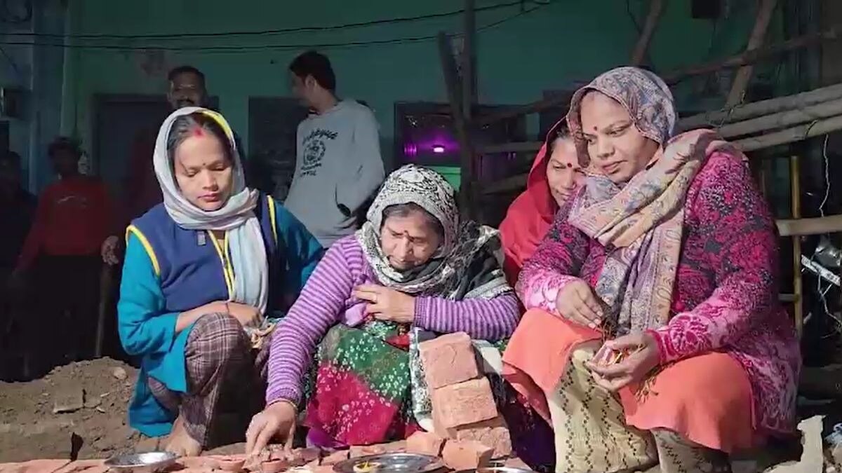 नवग्रह बनाकर पूजा करती महिलाएं. (Photo: Aajtak)