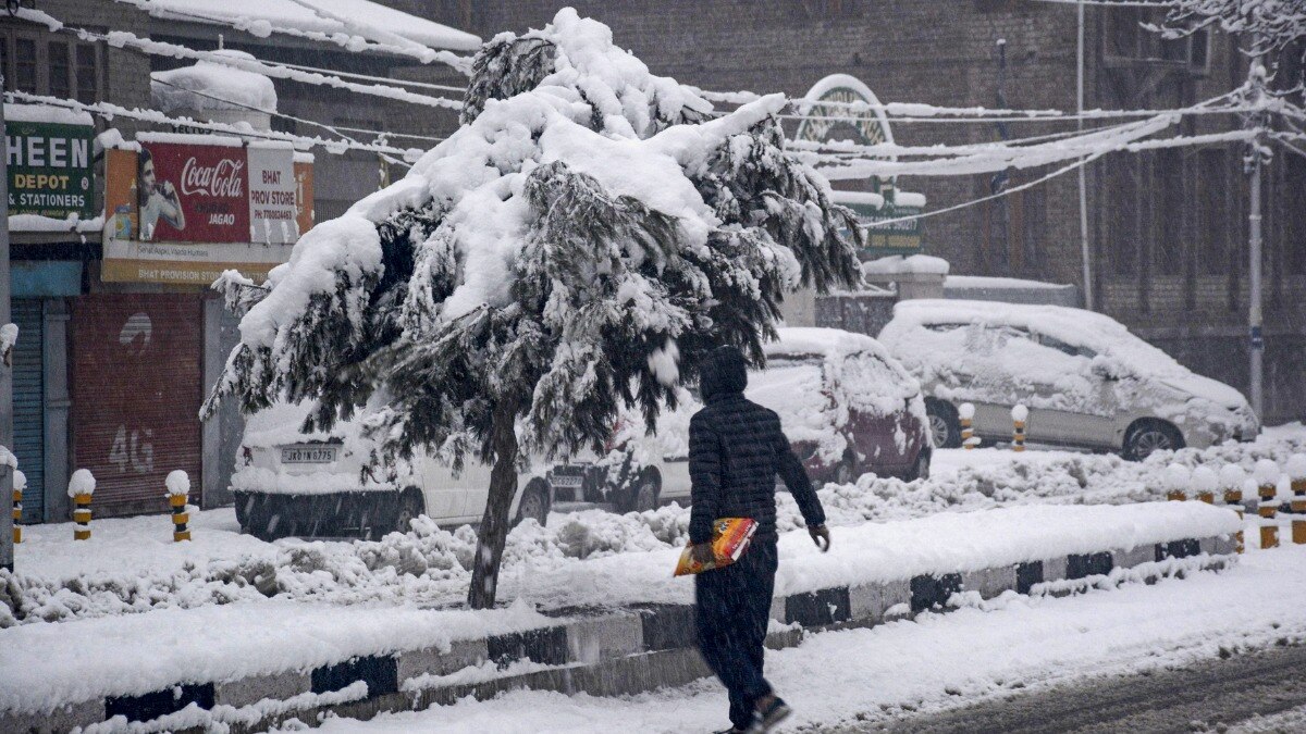 ये तस्वीर श्रीनगर की है, जहां भारी बर्फबारी से जनजीवन अस्त व्यस्त है (फोटो- पीटीआई)