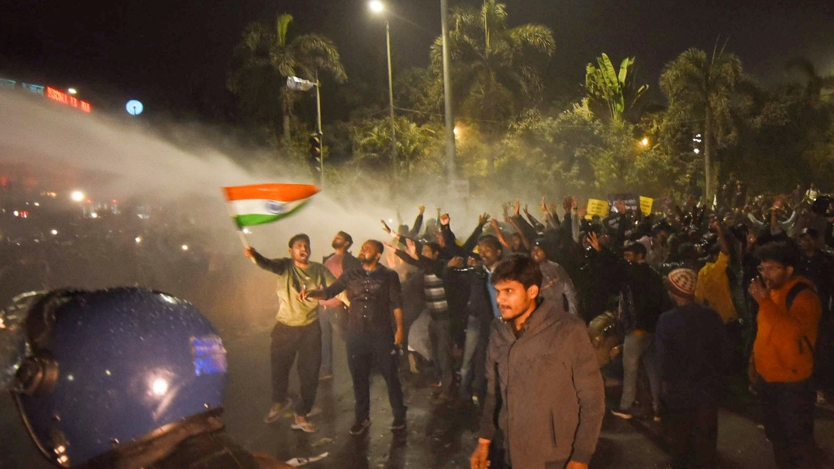 बीपीएससी अभ्यर्थियों पर पानी की बौछारें