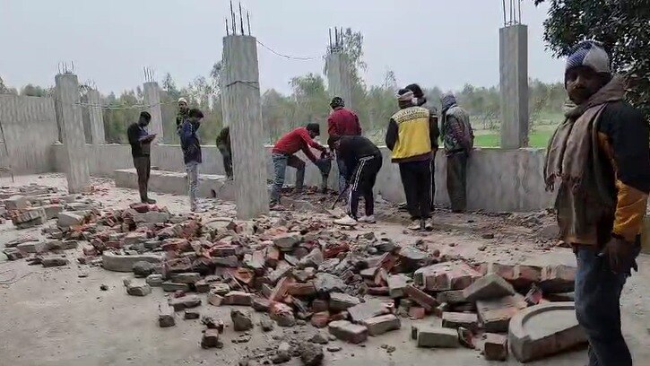  मस्जिद का अवैध हिस्सा हटाते मुस्लिम समाज.