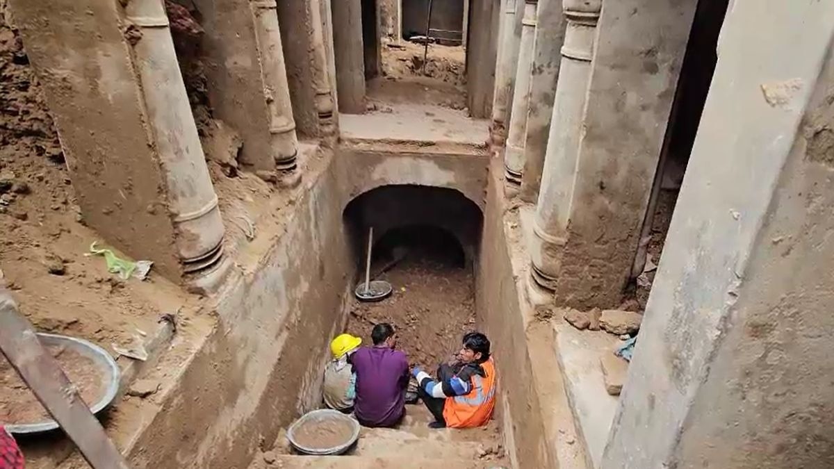 संभल में बावड़ी में खुदाई के दौरान दिखे खतरे के संकेत. (Photo: Aajtak)