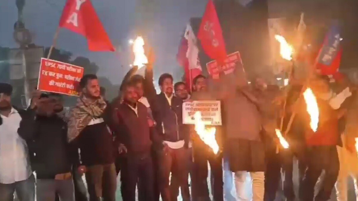BPSC कैंडिडेट्स के समर्थन में लेफ्ट के छात्र संगठनों ने निकाला मशाल जुलूस