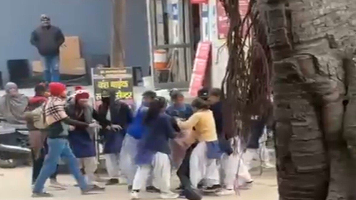 सरेआम भिड़ गईं स्कूल से लौटती लड़कियां