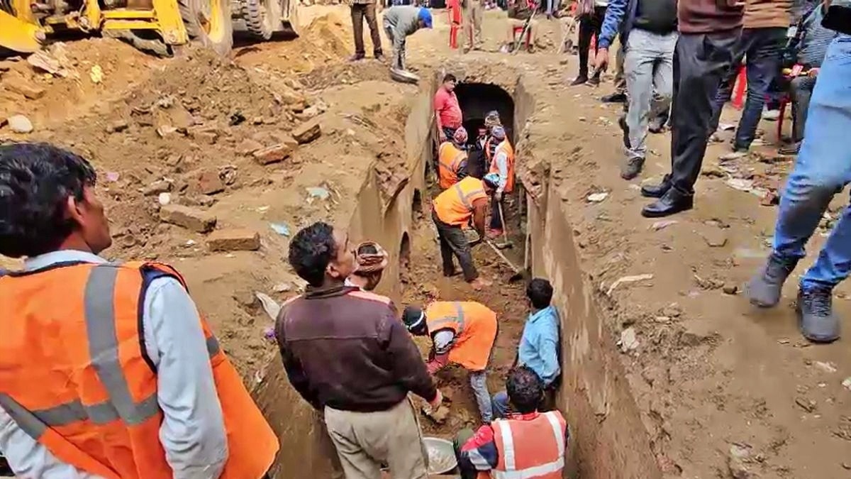 संभल में बावड़ी की खुदाई 