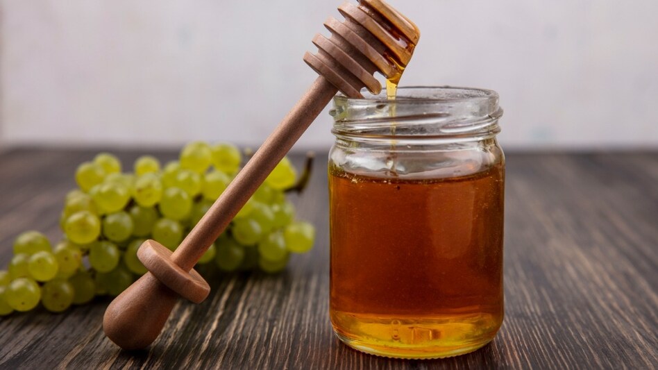 Amla With Honey: सर्दियों में जरूर खाएं शहद में डुबोकर आंवला, रहेंगे बीमारियों से दूर - amla with honey benefits consuming amla and honey together gives these amazing benefits tvisc - AajTak