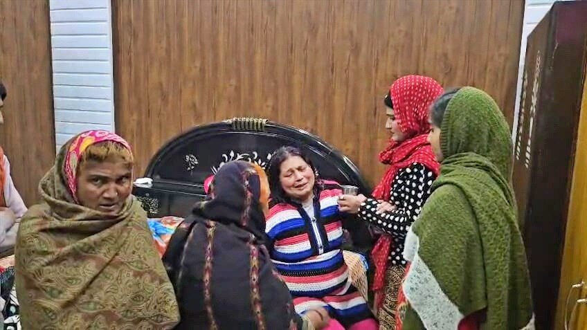 हत्या के बाद रोते-बिलखते परिजन 