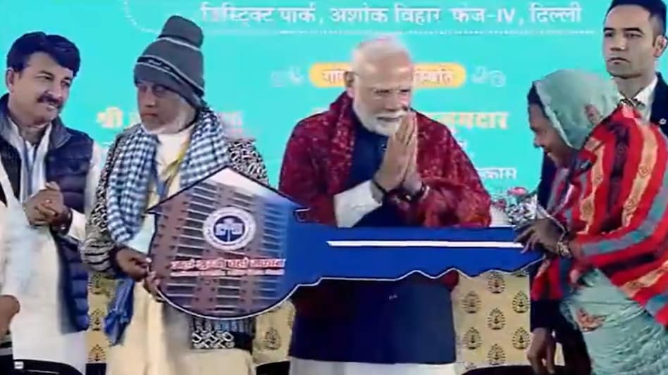 दिल्लीवालों को PM मोदी की कई सौगात, अशोक विहार पहुंचकर महिलाओं को सौंपी स्वाभिमान अपार्टमेंट की चाबी 2 दिल्ली के अशोक विहार पहुंचे PM मोदी, महिलाओं को सौंपी स्वाभिमान अपार्टमेंट की चाबी, दिल्लीवालों को कई सौगात - PM Modi handed over the keys of Swabhiman Apartment to ...