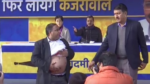 अरविंद केजरीवाल की पीसी में शख्स ने लगाए थे आरोप