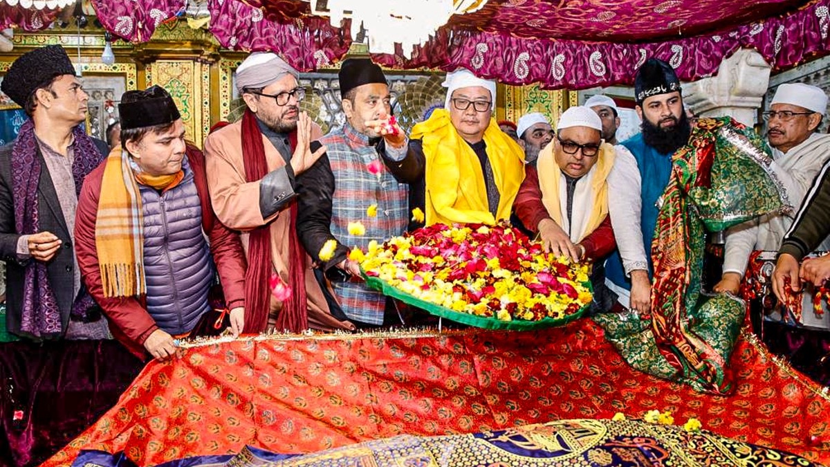  किरेन रिजिजू ने दरगाह पर चादर चढ़ाई