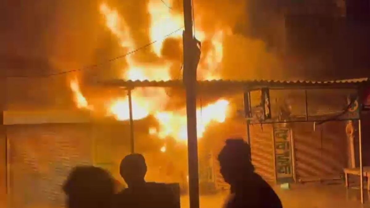 नोएडा के गेझा गांव में लगी भीषण आग. (Screengrab)
