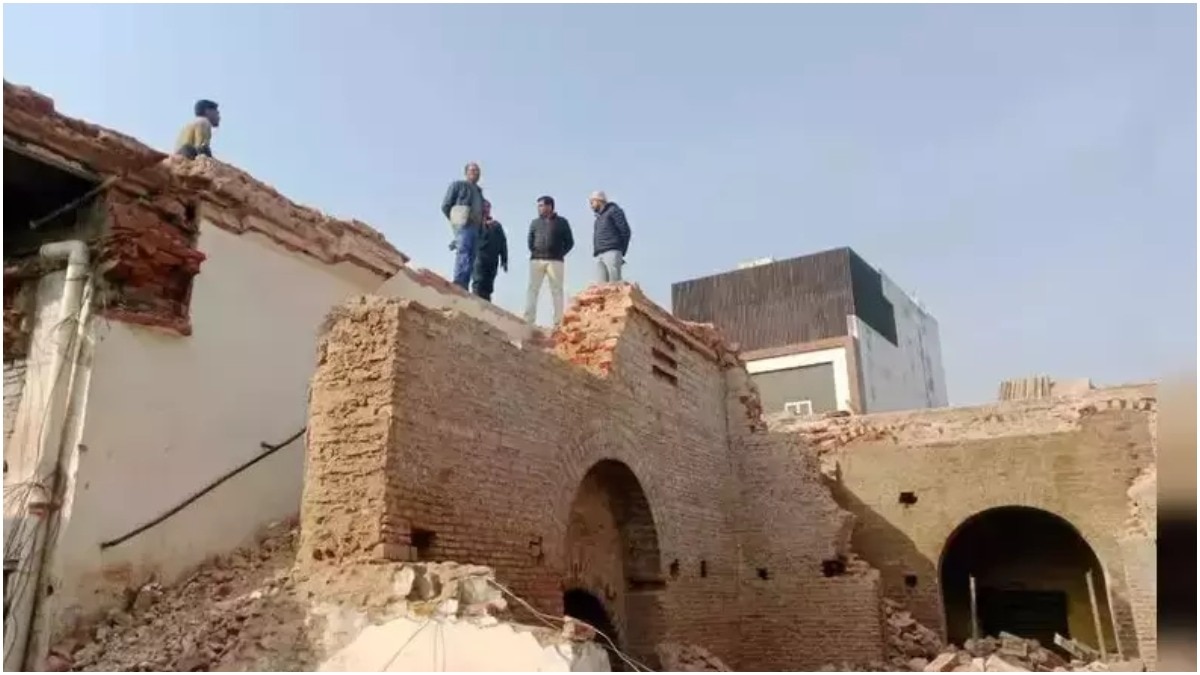 आगरा में औरंगजेब की हवेली मुबारक मंजिल के 70 फीसदी हिस्से को बिल्डर ने ध्वस्त कराया. (PTI Photo)