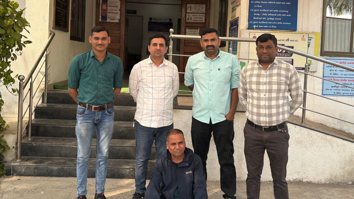 गुजरात में फर्जी अधिकारी हुआ गिरफ्तार