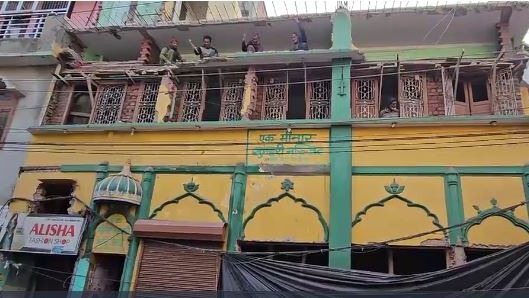 संभल: प्रशासन के डर से मस्जिद द्वारा किए गए अतिक्रमण को हटाते लोग