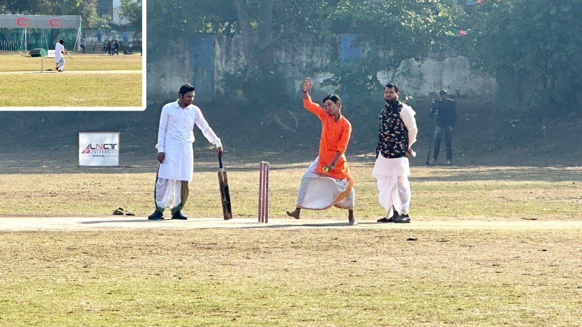 धोती-कुर्ते में खेला जा रहा क्रिकेट.